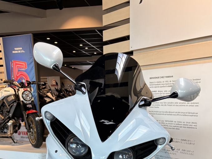 YAMAHA YZF 1000 R1 CROSS PLANE 4