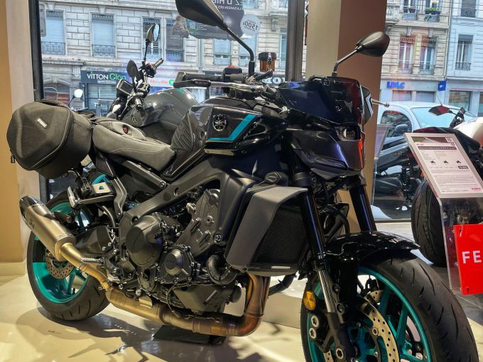 YAMAHA MT-09 4