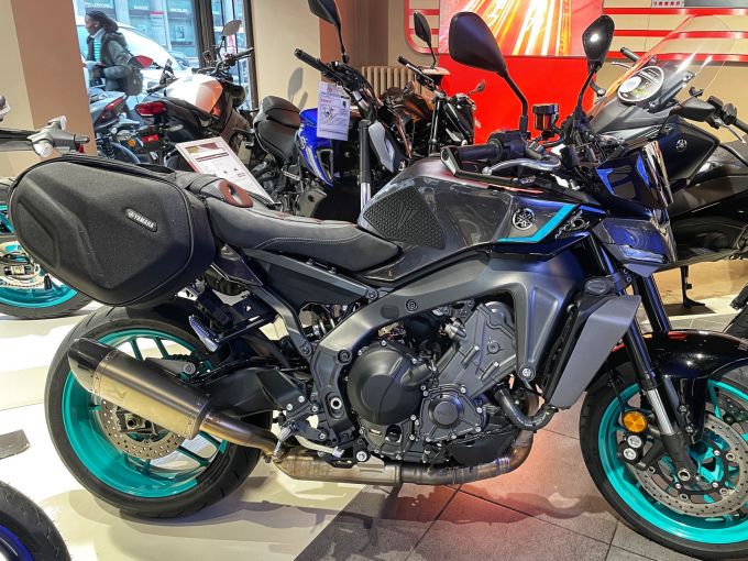 YAMAHA MT-09 4