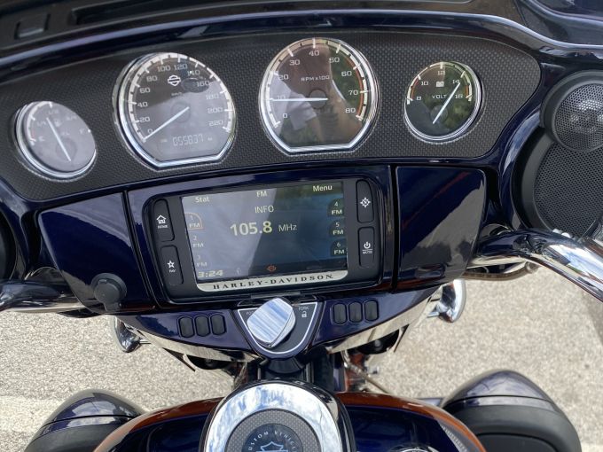 HARLEY-DAVIDSON TOURING STREET GLIDE 1800 ULTRA CVO 4