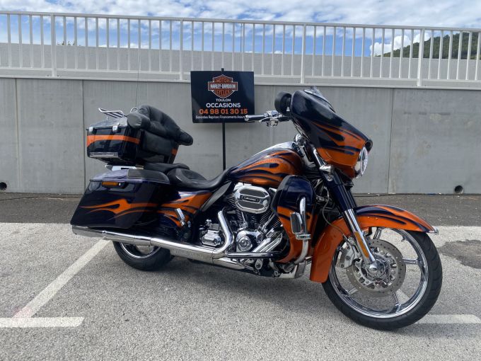 HARLEY-DAVIDSON TOURING STREET GLIDE 1800 ULTRA CVO 4