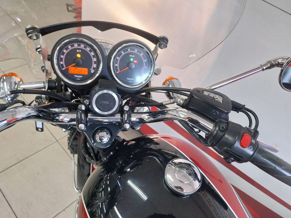 TRIUMPH BONNEVILLE 865 4