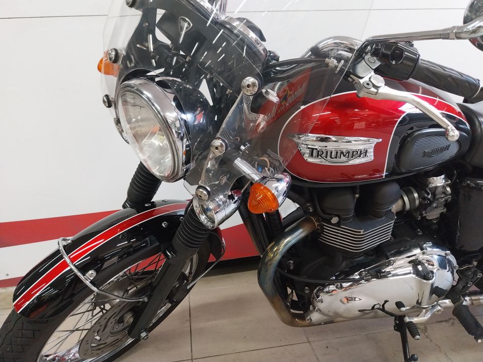 TRIUMPH BONNEVILLE 865 4