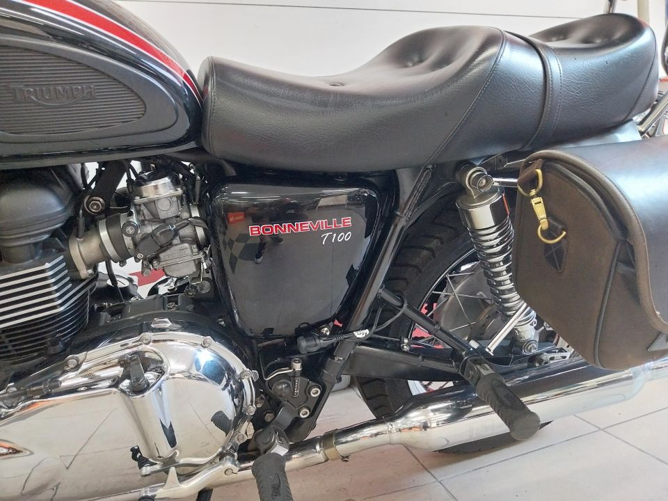 TRIUMPH BONNEVILLE 865 4