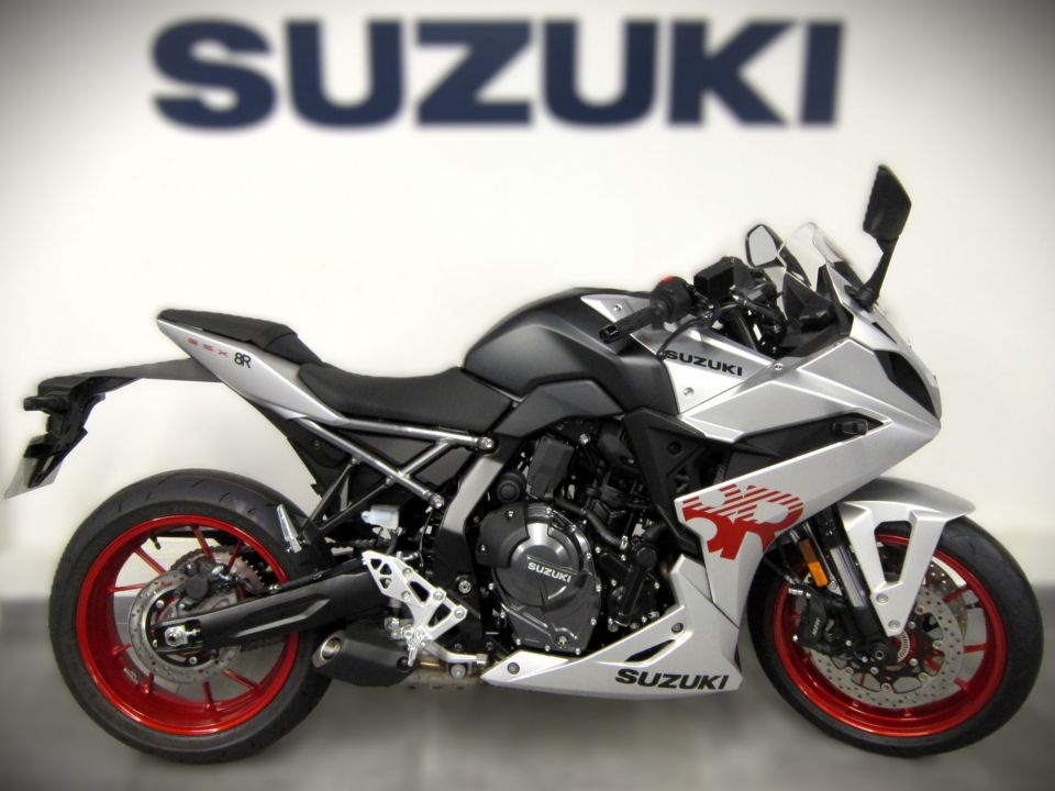 SUZUKI GSX-8R 4