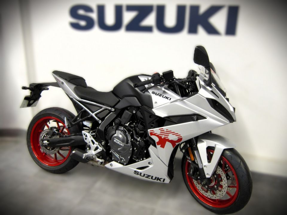 SUZUKI GSX-8R 4
