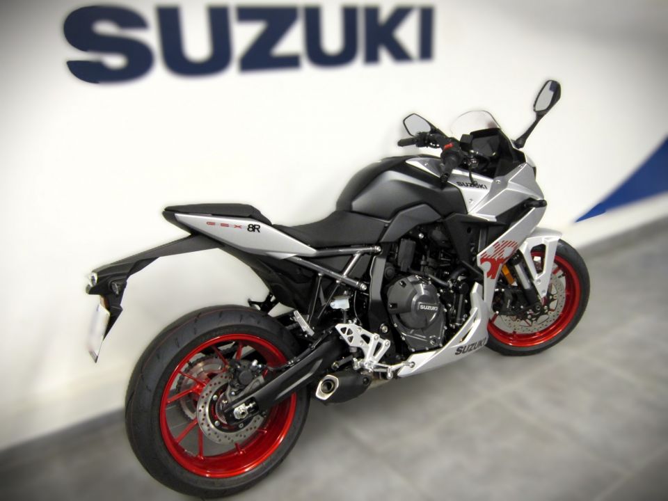 SUZUKI GSX-8R 4
