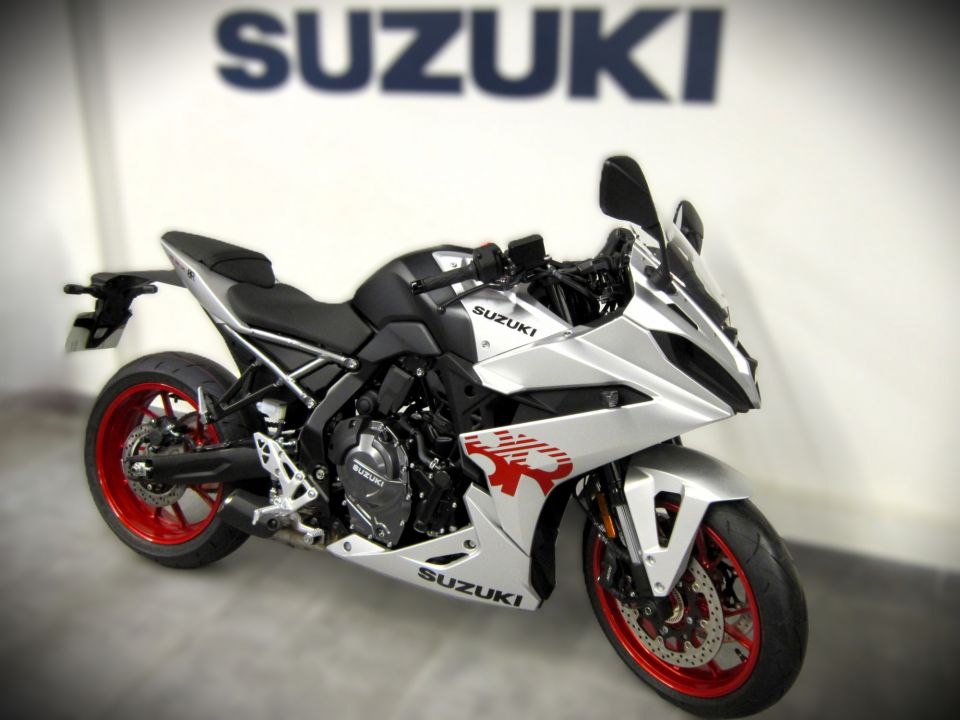 SUZUKI GSX-8R 4