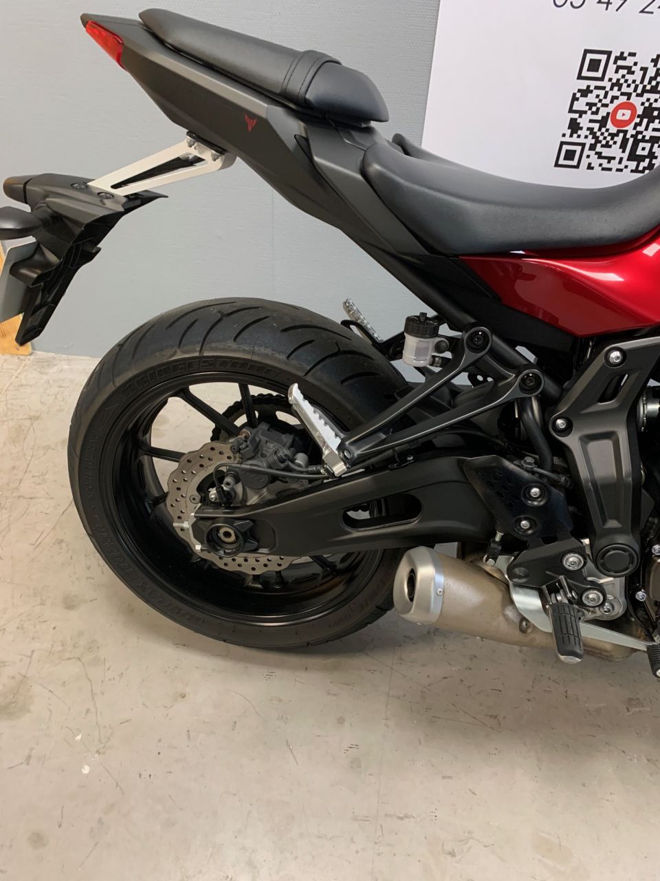 YAMAHA MT-07 4