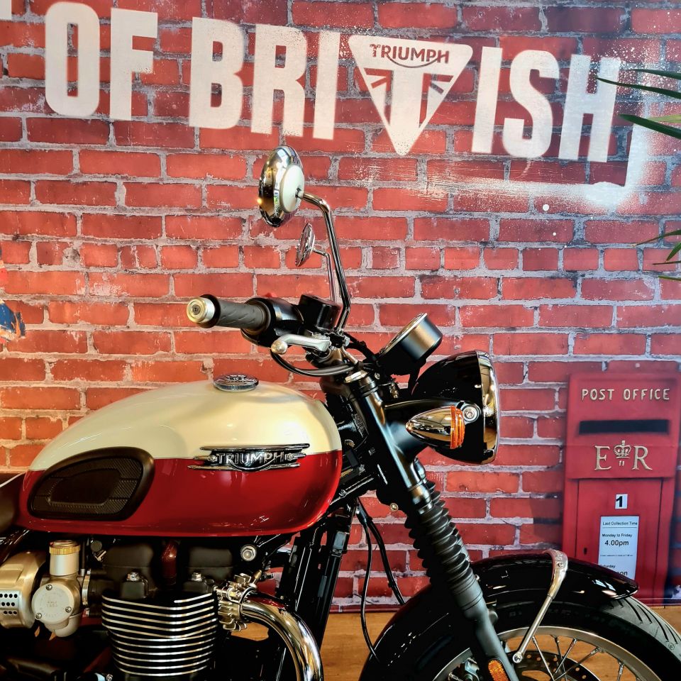 TRIUMPH BONNEVILLE T120 4