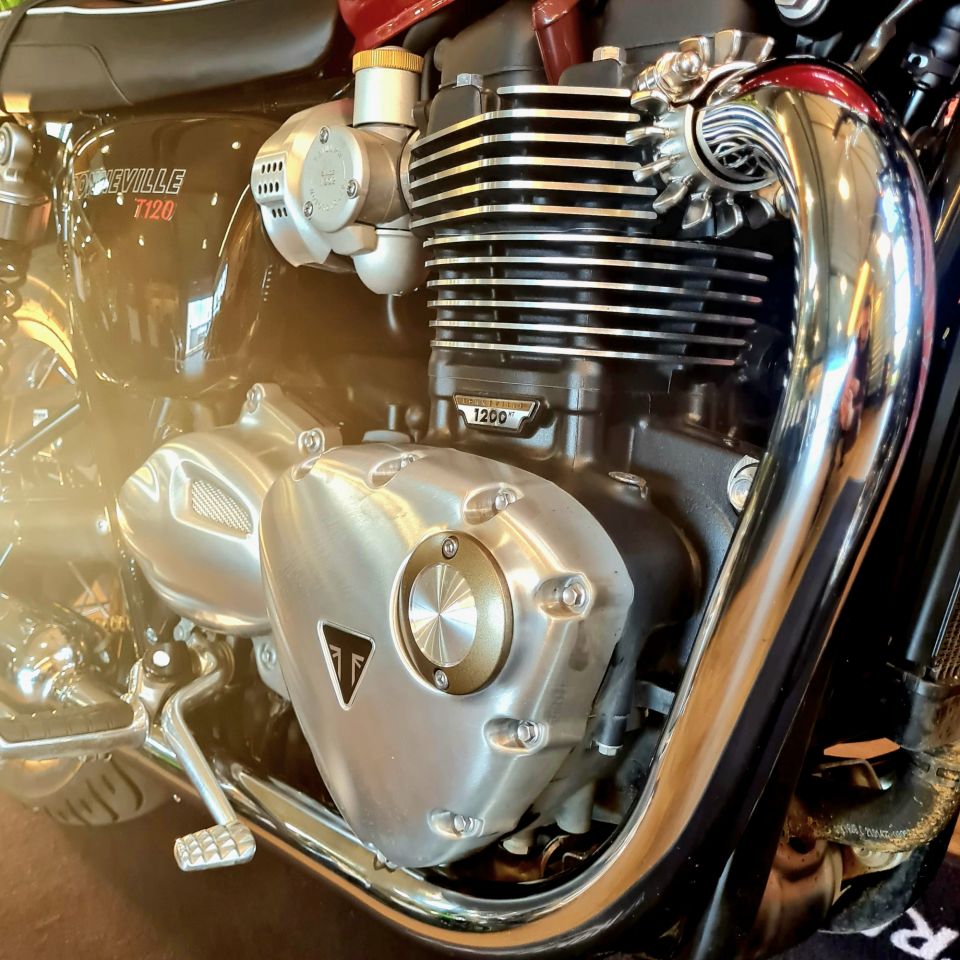 TRIUMPH BONNEVILLE T120 4