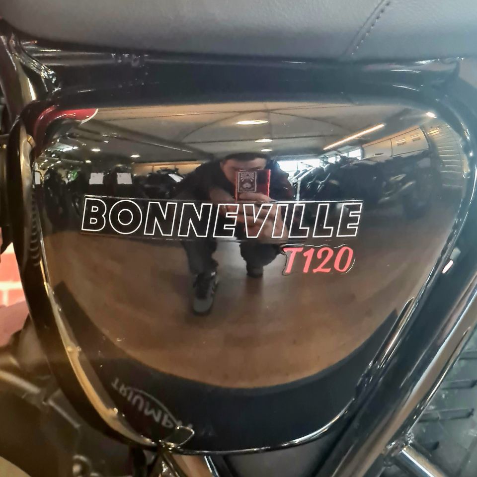 TRIUMPH BONNEVILLE T120 4