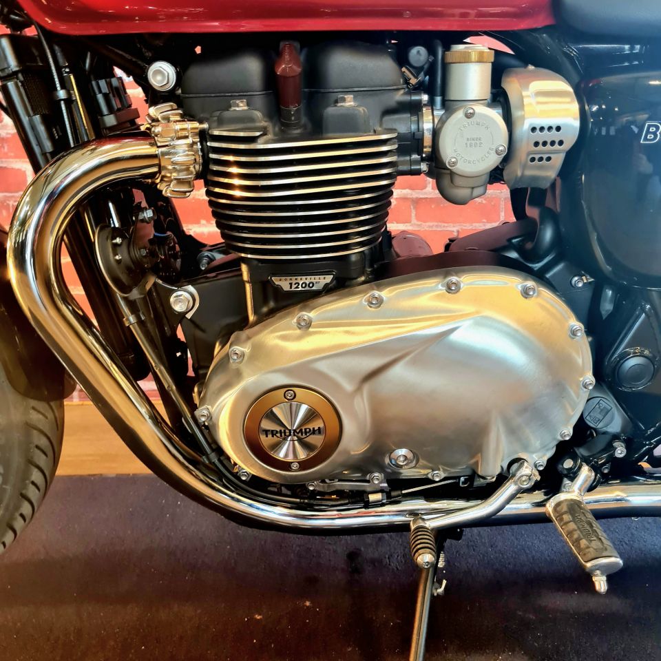 TRIUMPH BONNEVILLE T120 4