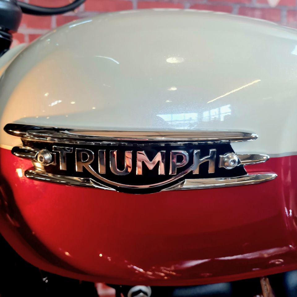 TRIUMPH BONNEVILLE T120 4