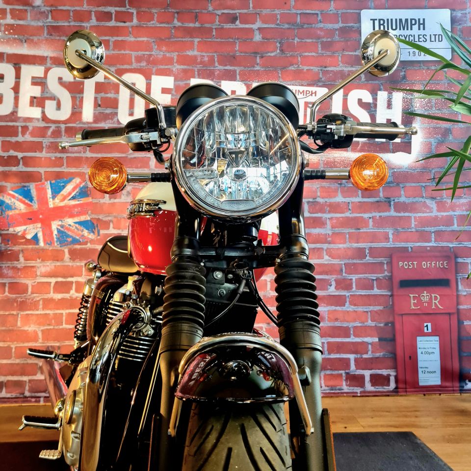 TRIUMPH BONNEVILLE T120 4