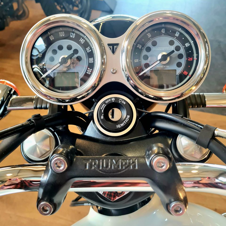 TRIUMPH BONNEVILLE T120 4