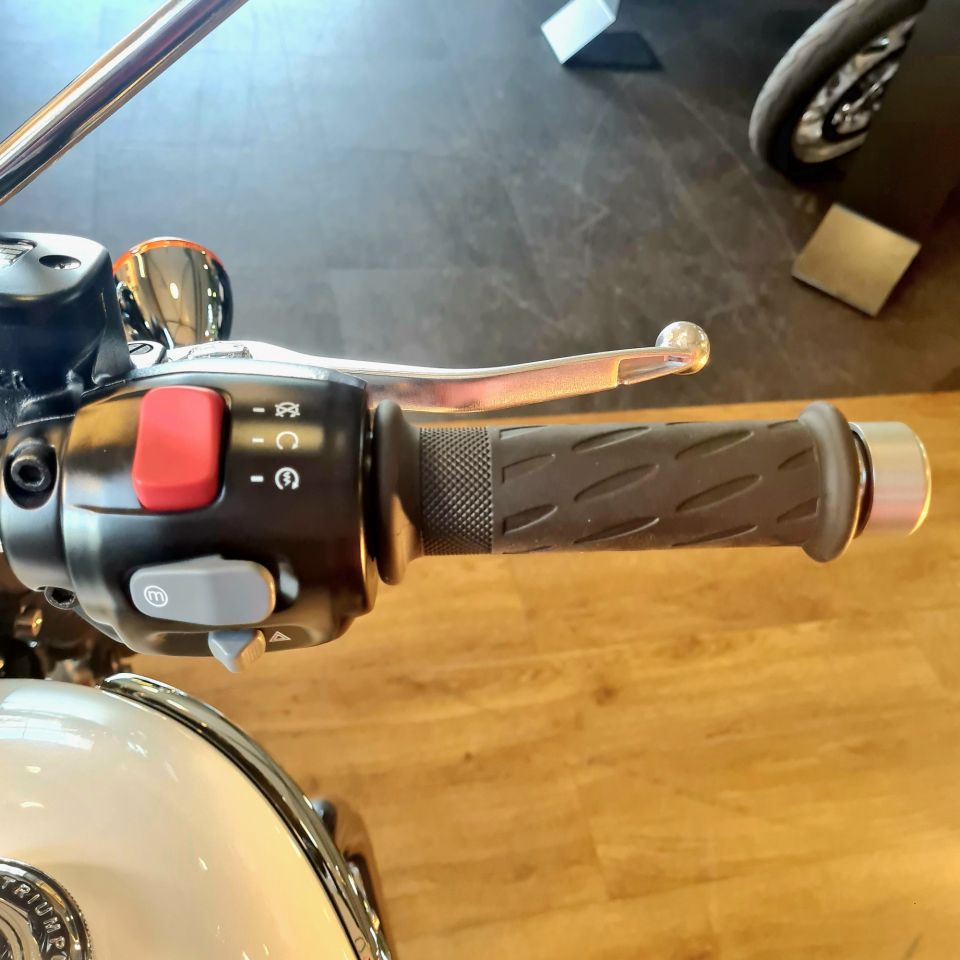 TRIUMPH BONNEVILLE T120 4