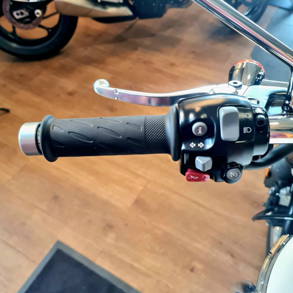 TRIUMPH BONNEVILLE T120 4