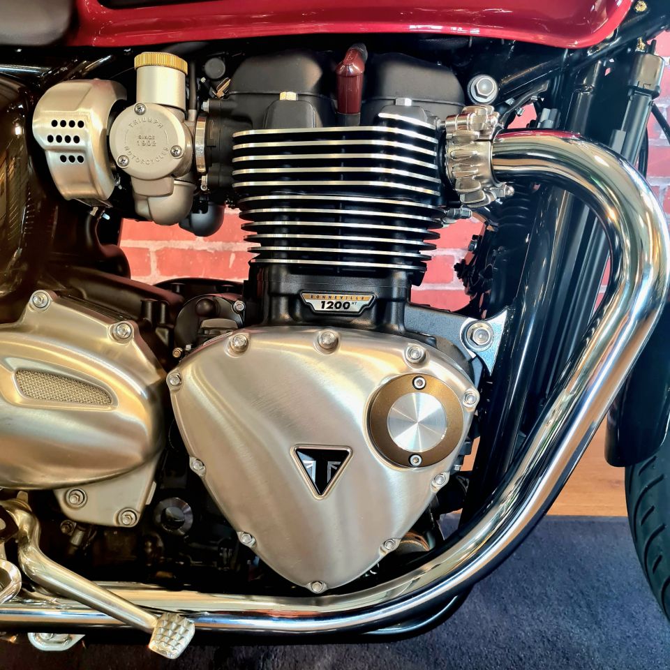 TRIUMPH BONNEVILLE T120 4