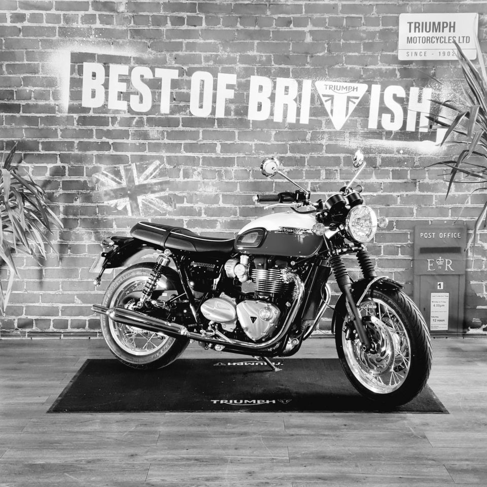 TRIUMPH BONNEVILLE T120 4