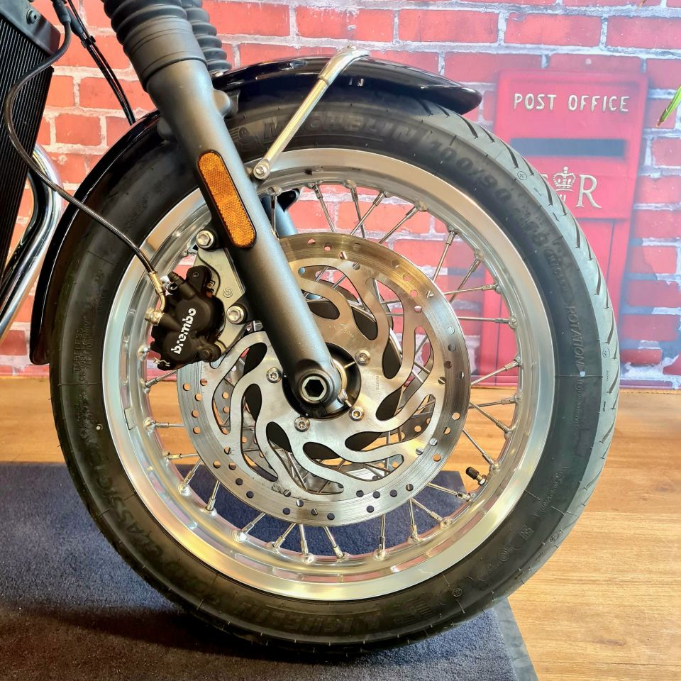 TRIUMPH BONNEVILLE T120 4