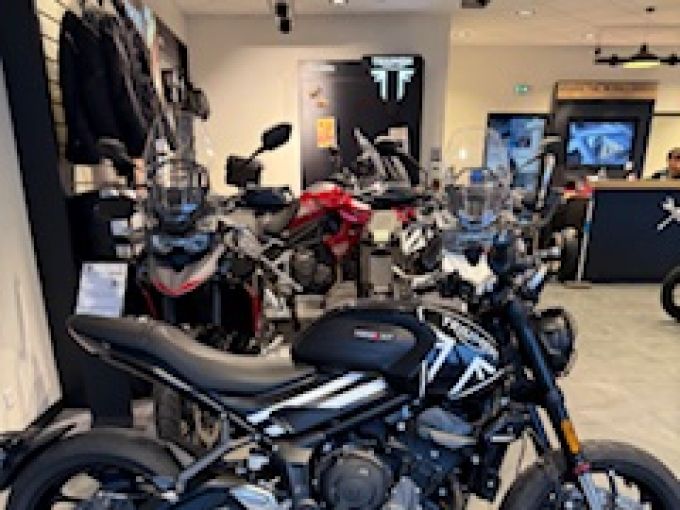 TRIUMPH TRIDENT 660 4