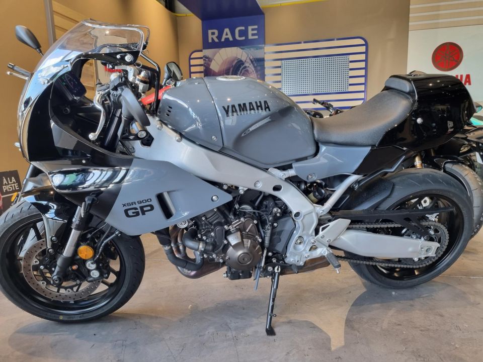 YAMAHA XSR 900 GP 4