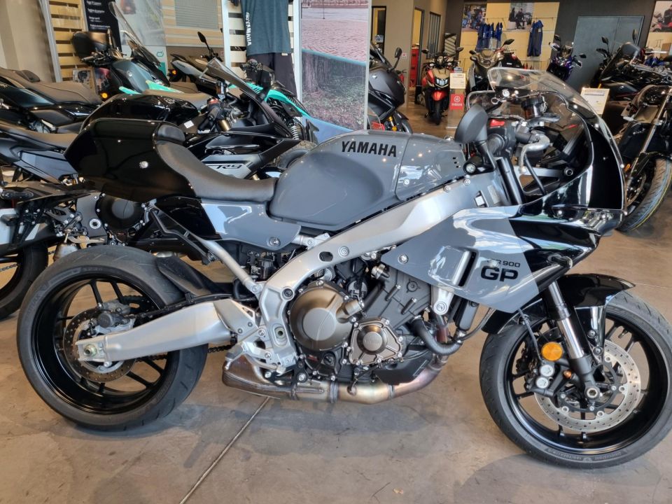YAMAHA XSR 900 GP 4