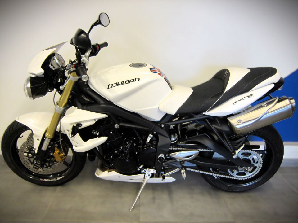 TRIUMPH STREET TRIPLE 675 4