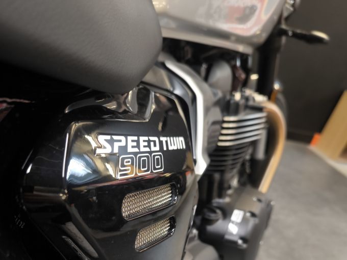 TRIUMPH SPEED TWIN 900 4