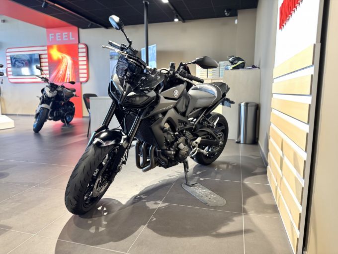 YAMAHA MT-09 4