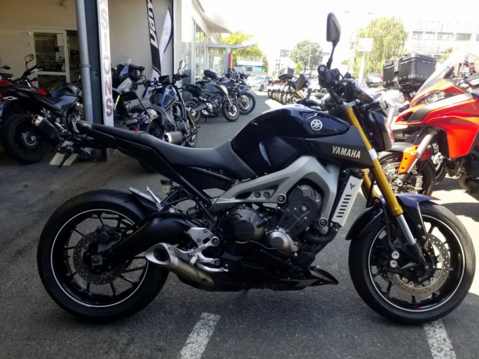 YAMAHA MT-09 4