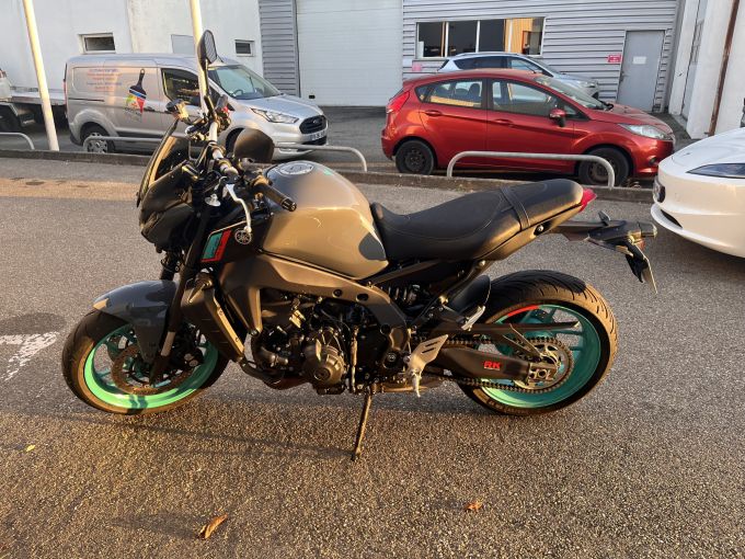 YAMAHA MT-09 4