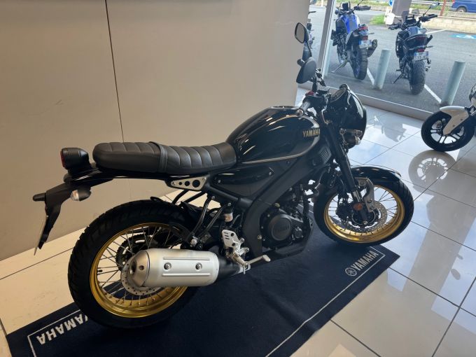 YAMAHA XSR 125 Legacy 4