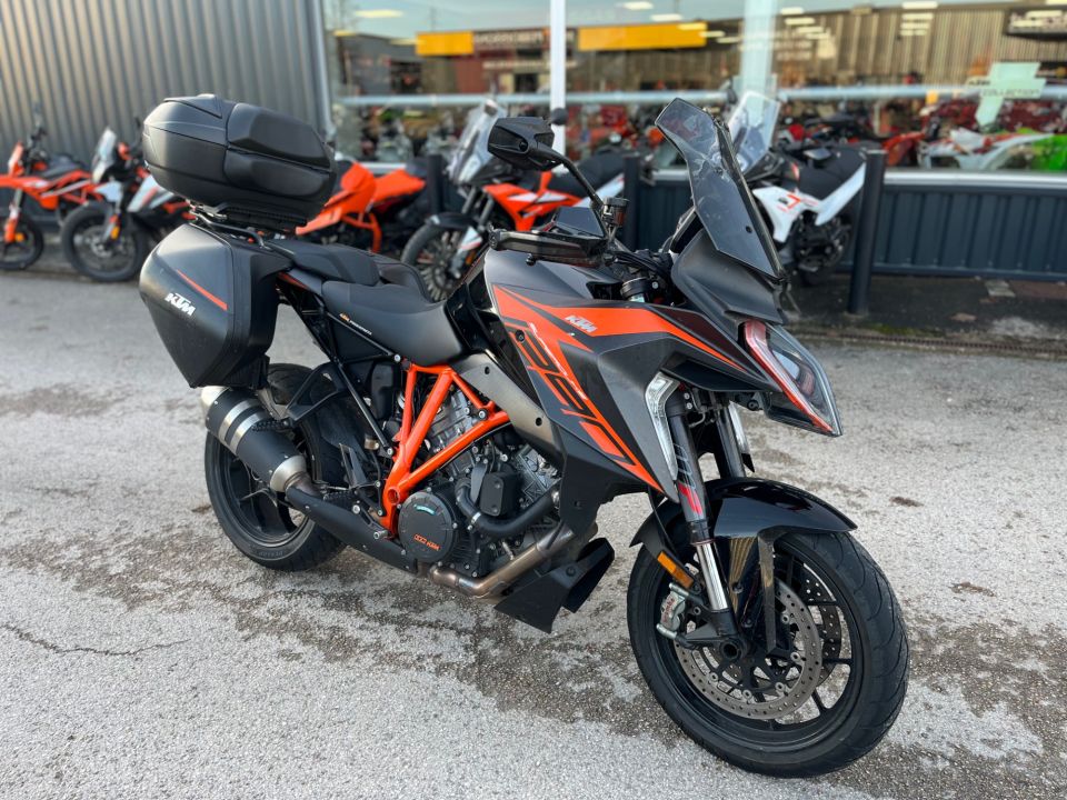 KTM 1290 SUPER DUKE GT 4