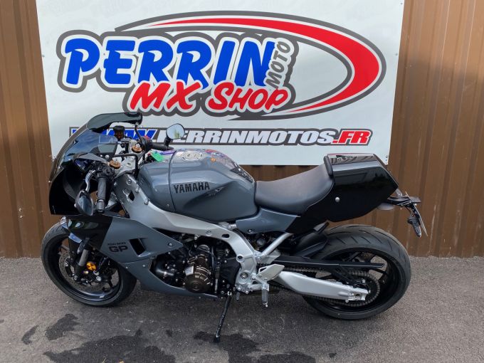 YAMAHA XSR 900 GP 4