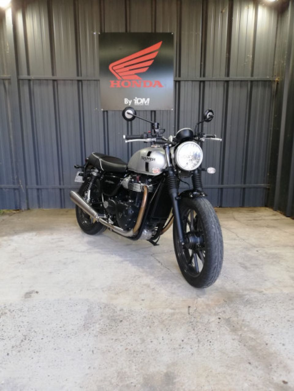 TRIUMPH STREET TWIN 900 4
