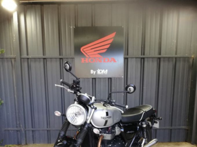 TRIUMPH STREET TWIN 900 4