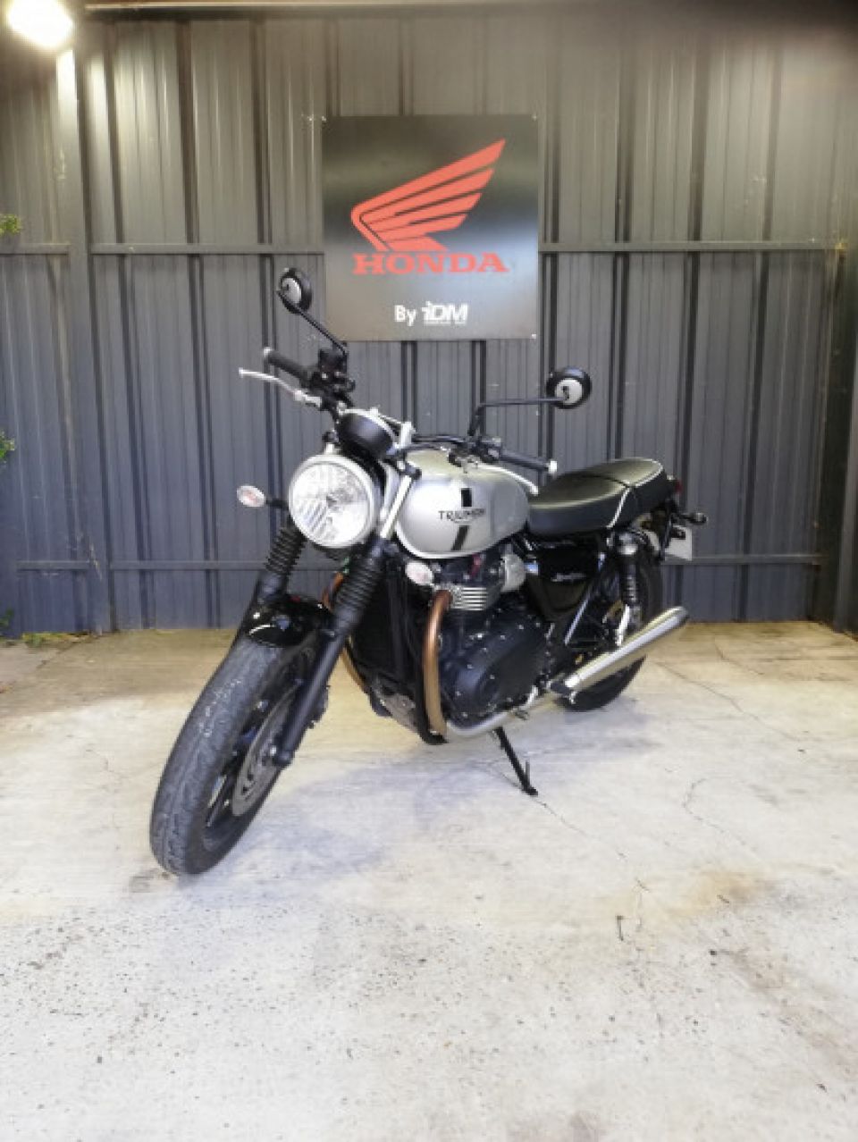 TRIUMPH STREET TWIN 900 4