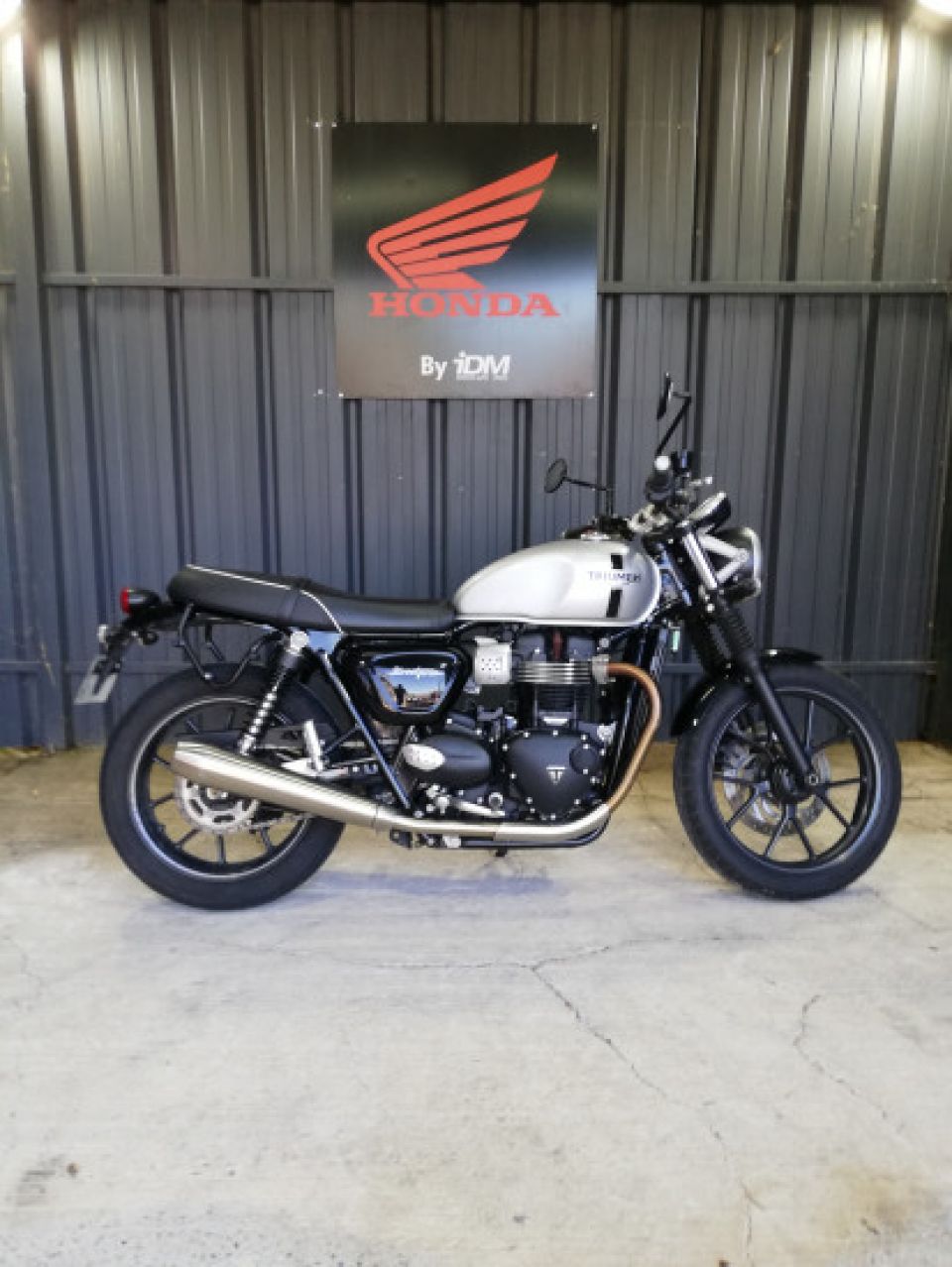 TRIUMPH STREET TWIN 900 4