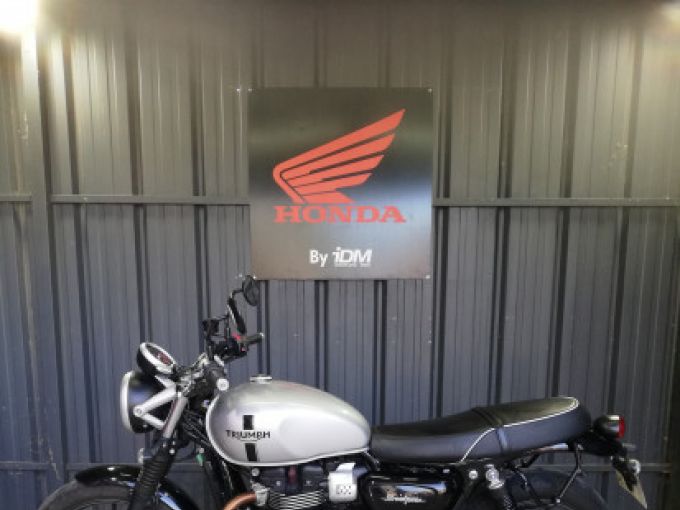 TRIUMPH STREET TWIN 900 4