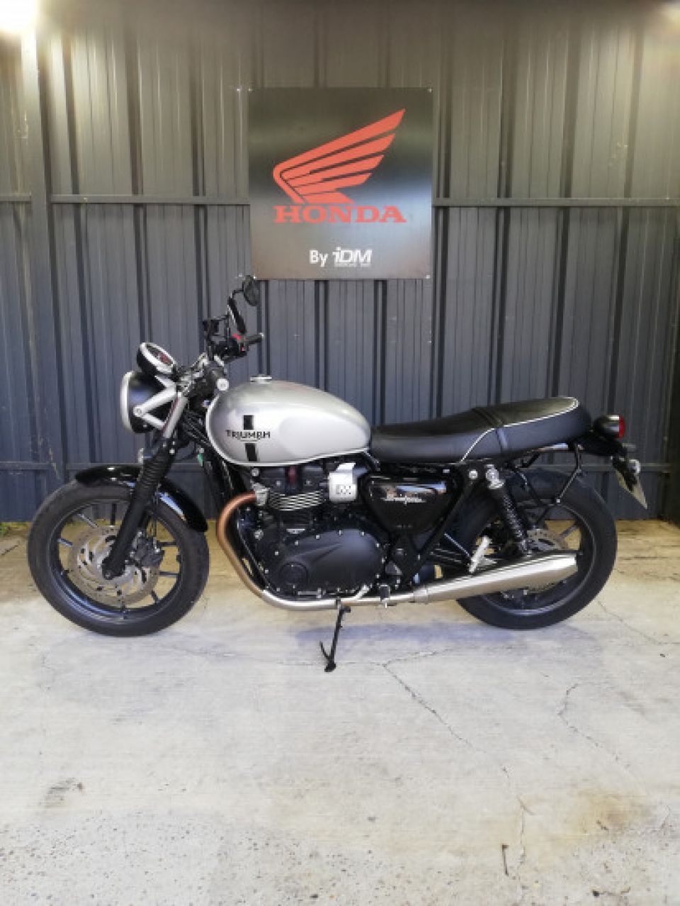 TRIUMPH STREET TWIN 900 4