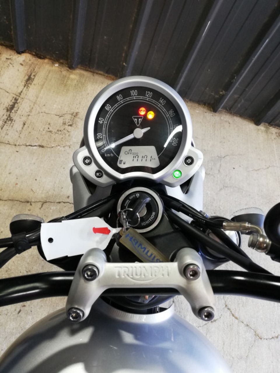 TRIUMPH STREET TWIN 900 4