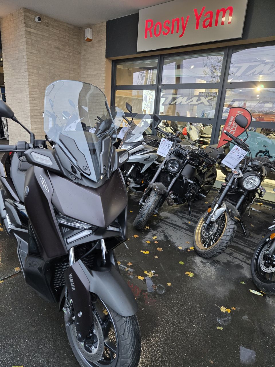 YAMAHA XMAX 300 Tech Max 4