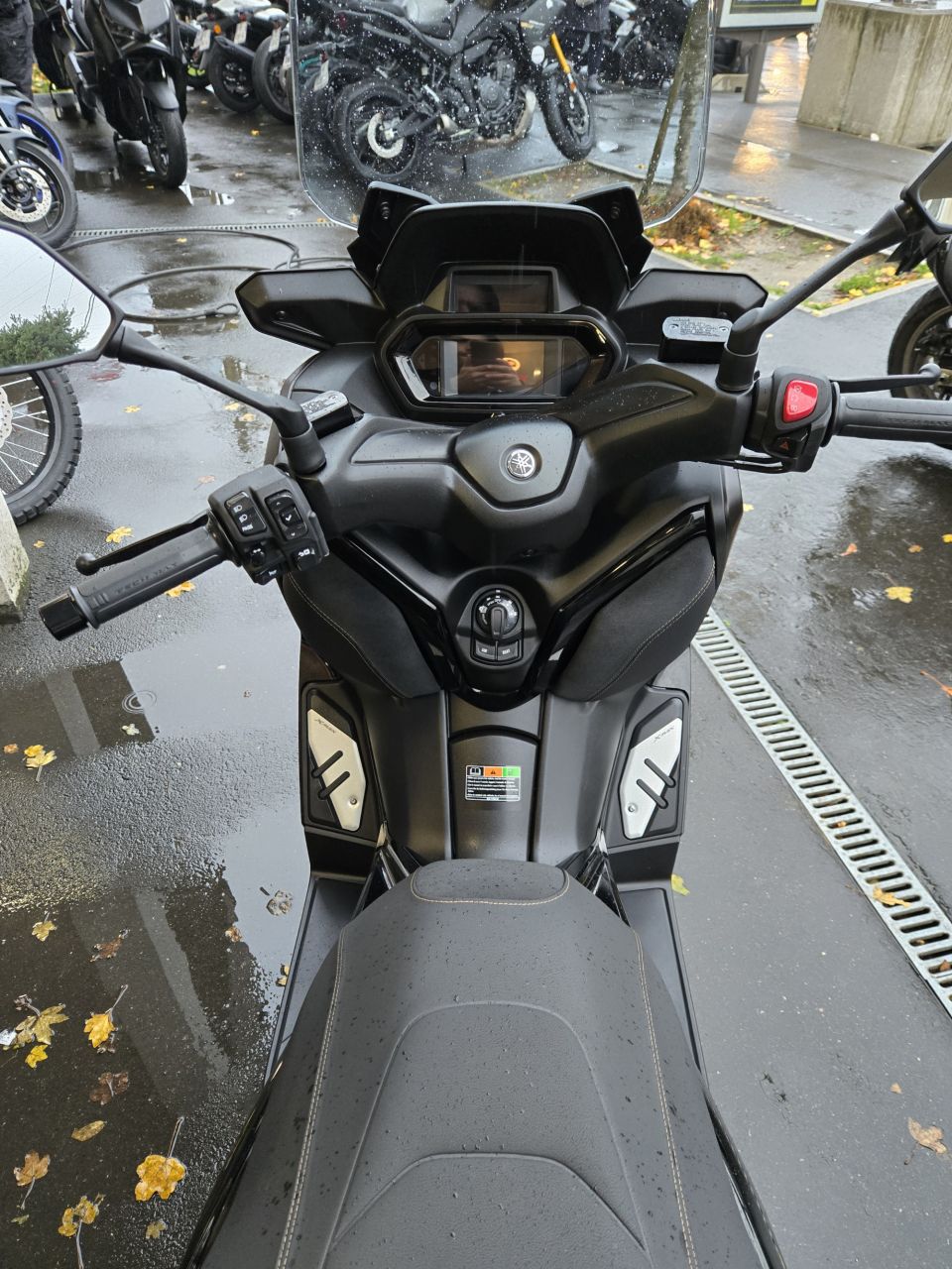 YAMAHA XMAX 300 Tech Max 4