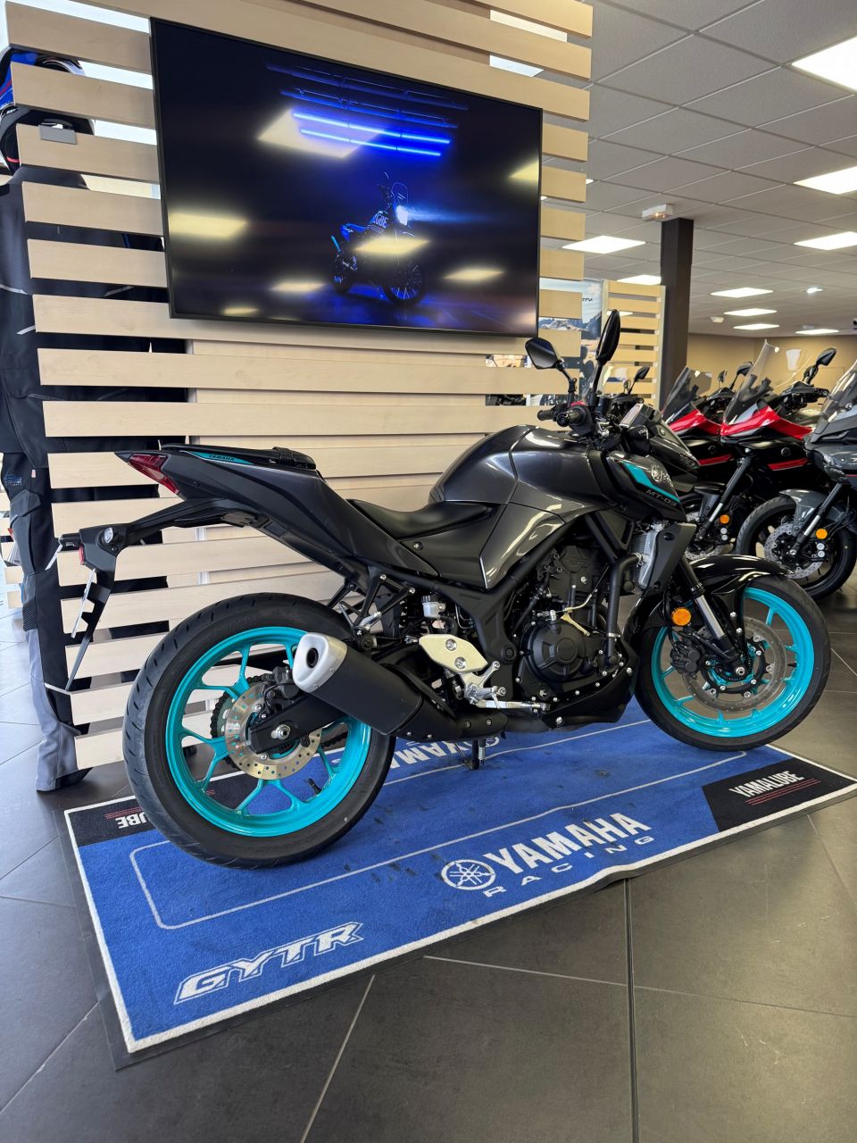 YAMAHA MT-03 4