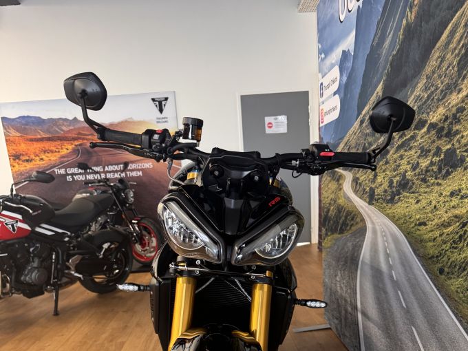 TRIUMPH SPEED TRIPLE 1200 RS 4