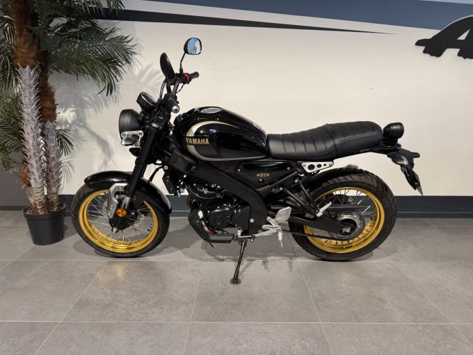 YAMAHA XSR 125 Legacy 4