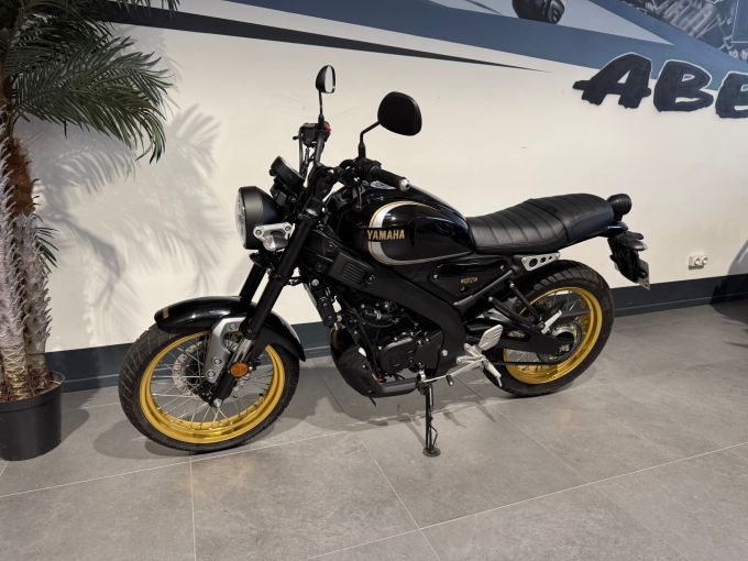 YAMAHA XSR 125 Legacy 4
