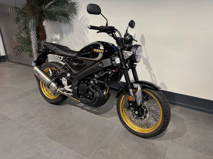 YAMAHA XSR 125 Legacy 4